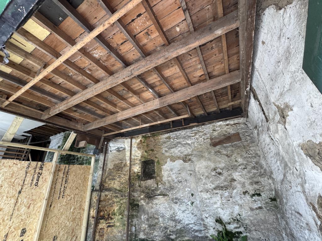 Lot: 165 - FREEHOLD TERRACE BUILDING - First floor from ground floor